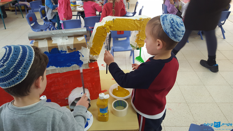 Making tractors following The Tractor in the Sandbox in Gan Ankor in Kedumim