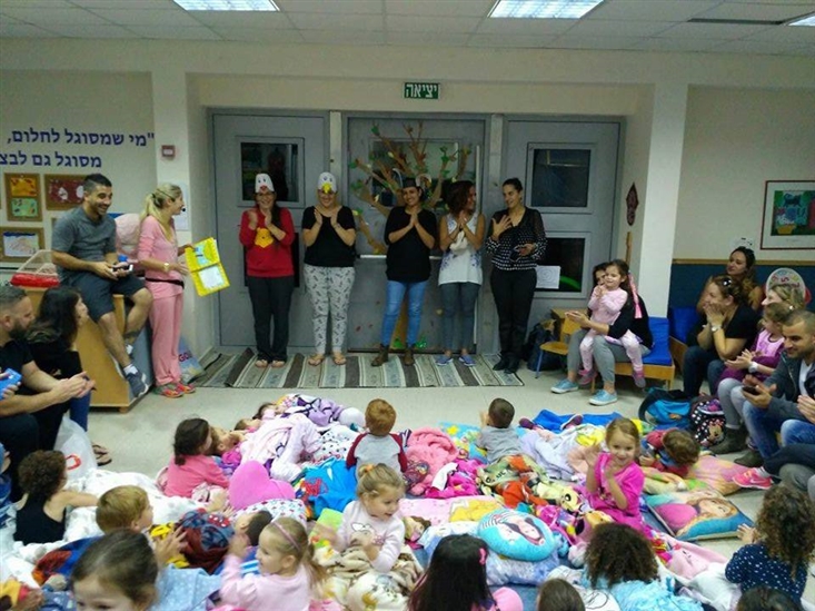 Pajama party in gan! The parents played out The Mouse and The Apple